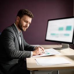 Finanzberater für ein KMU am Schreibtisch mit Cashflow-Tabelle